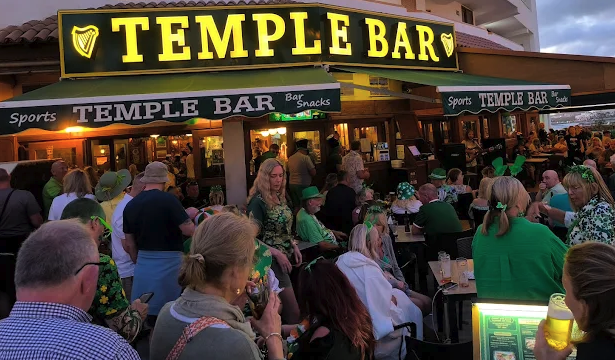 Temple Bar at night